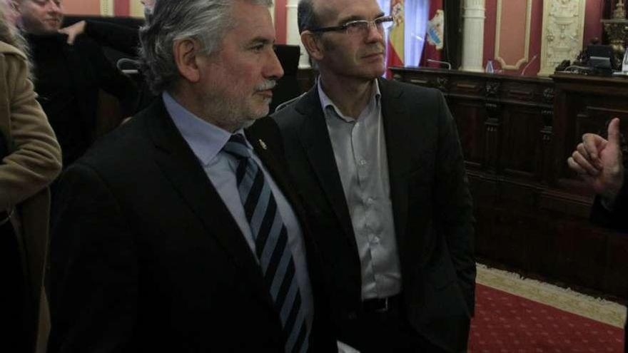 El portavoz del PP, Rosendo Fernández, y el edil de Hacienda, Vázquez Barquero, en un pleno. // Jesús Regal