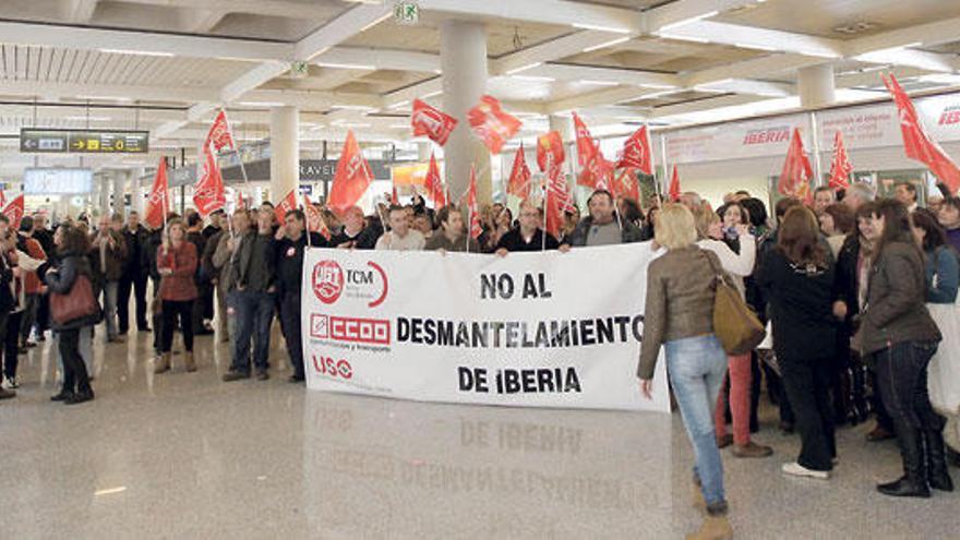 Unos 300 trabajadores se manifestaron por la terminal de Son Sant Joan.