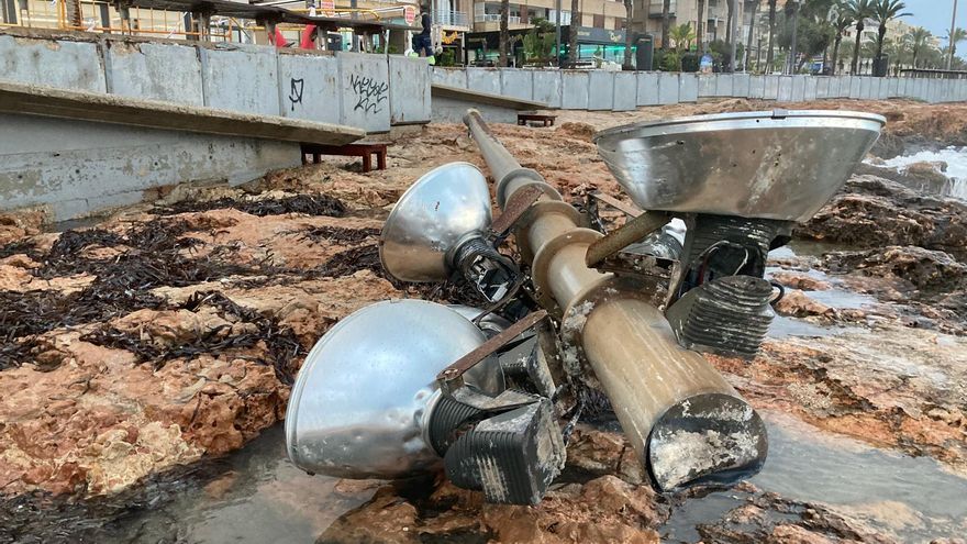Así ha quedado una columna de iluminación de más de siete metros derribada por el temporal de viento en Torrevieja