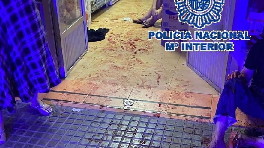 Golpean con un martillo en la cabeza a responsables de un bazar tras robarles