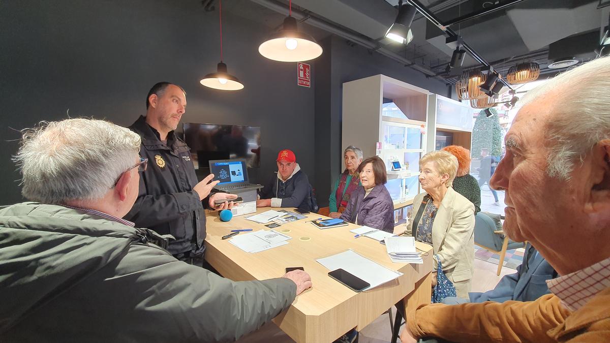 Charla ofrecida por la Policía en la tienda de Orange en la avenida Maisonnave de Alicante.