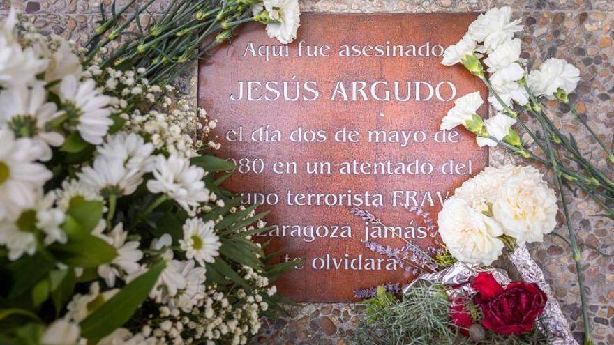 Zaragoza inaugura la primera placa conmemorativa a víctimas del terrorismo en honor a Jesús Argudo