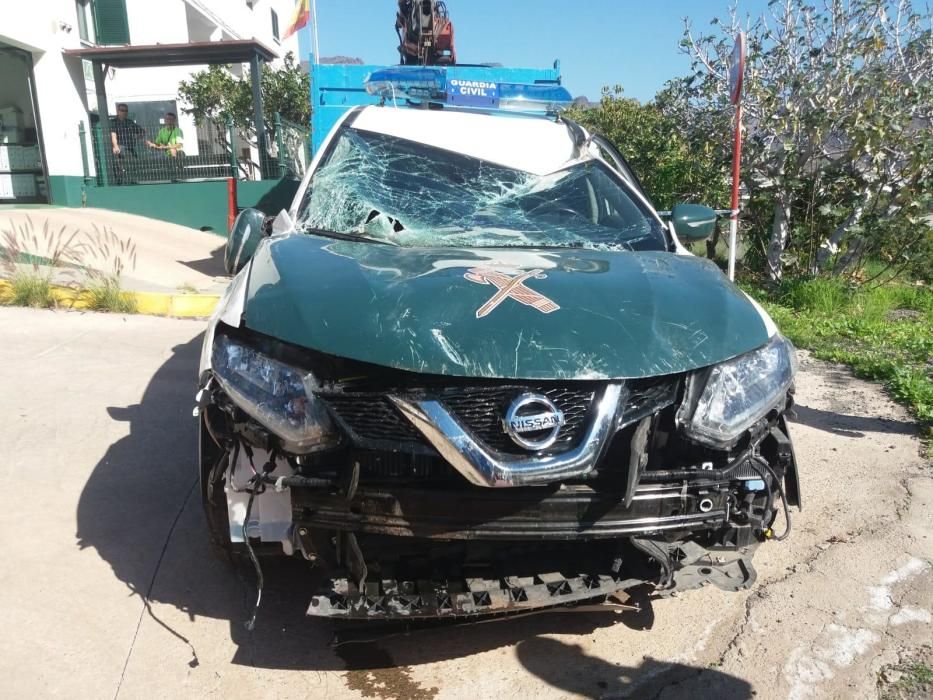Un coche de la Guardia Civil cae por un muro en La Aldea