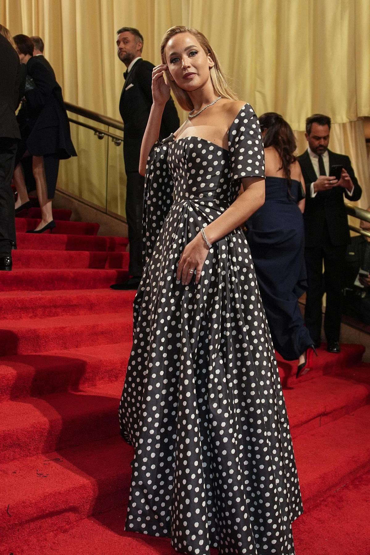 Jennifer Lawrence, de Dior, en la alfombra roja de los Premios Oscar 2024.