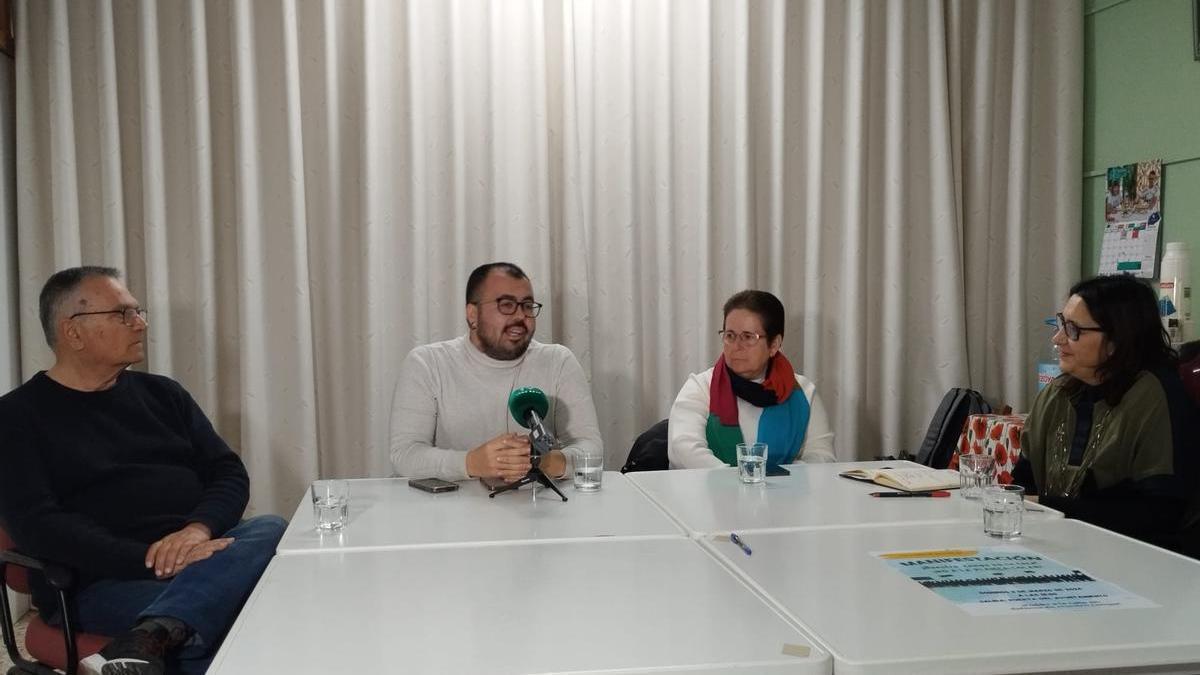 Reunión de los vecinos con los representantes de Sumar e Izquierda Unida