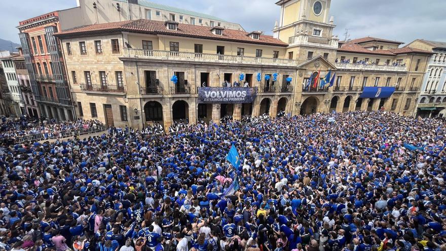EN IMÁGENES: Locura azul en las calles de Oviedo para celebrar el ascenso del equipo a Primera División