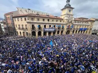EN IMÁGENES: Locura azul en las calles de Oviedo para celebrar el ascenso del equipo a Primera División