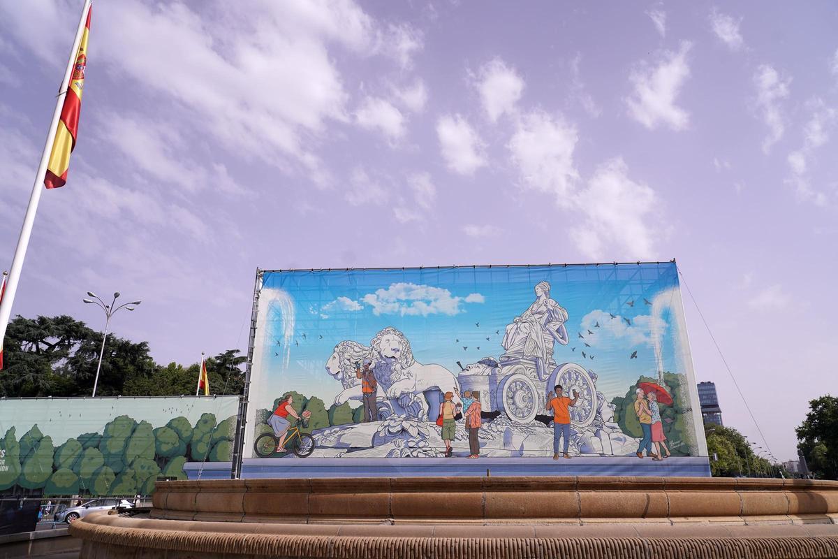 Lona con una recreación del monumento que cubre la fuente durante los trabajos.