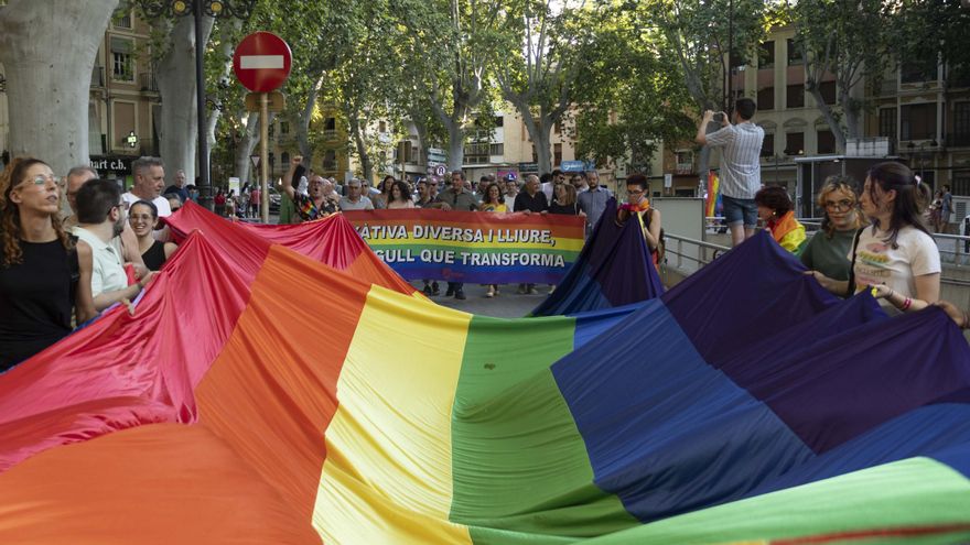 Xàtiva alza la voz por los derechos LGTBIQ+: &quot;El odio no es una opinión, es un crimen&quot;