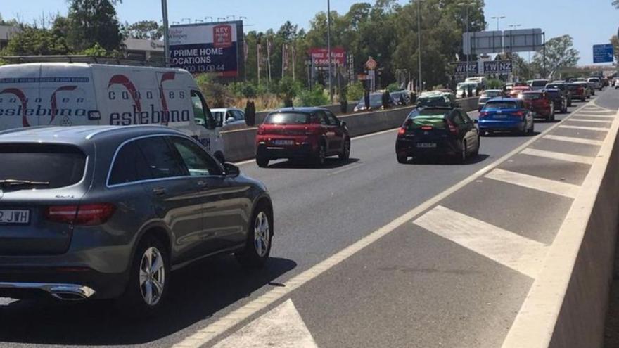 Retenciones de vehículos en el acceso a San Pedro en la AP-7. |