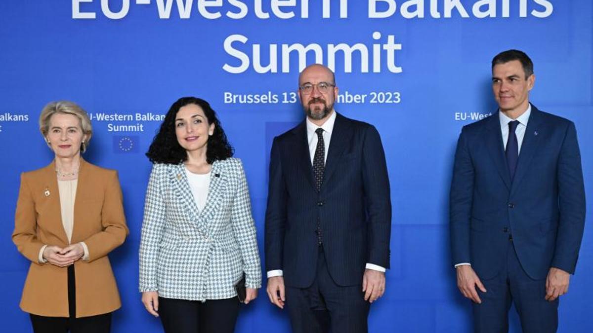 Conferencia UE - Balcanes Occidentales en Bruselas el 13 de diciembre. Junto a Pedro Sánchez y Charles Michel, la presidenta de Kosovo, Vjosa Osmani, a la que también dio la bienvenida Úrsula Von der Leyen.