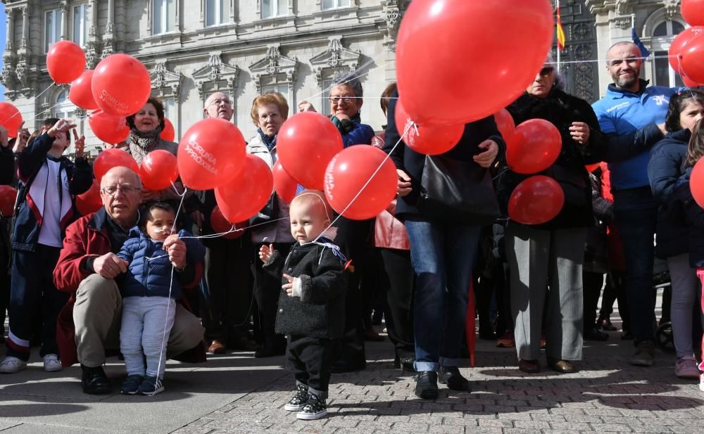 Suelta de globos rojos en María Pita para conmemorar la efeméride.