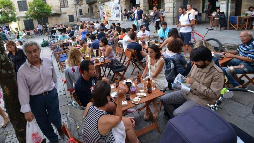 Terrazas de bares en la Plaza de Teucro. El sector servicios es el que registra más contrataciones. // G.S.