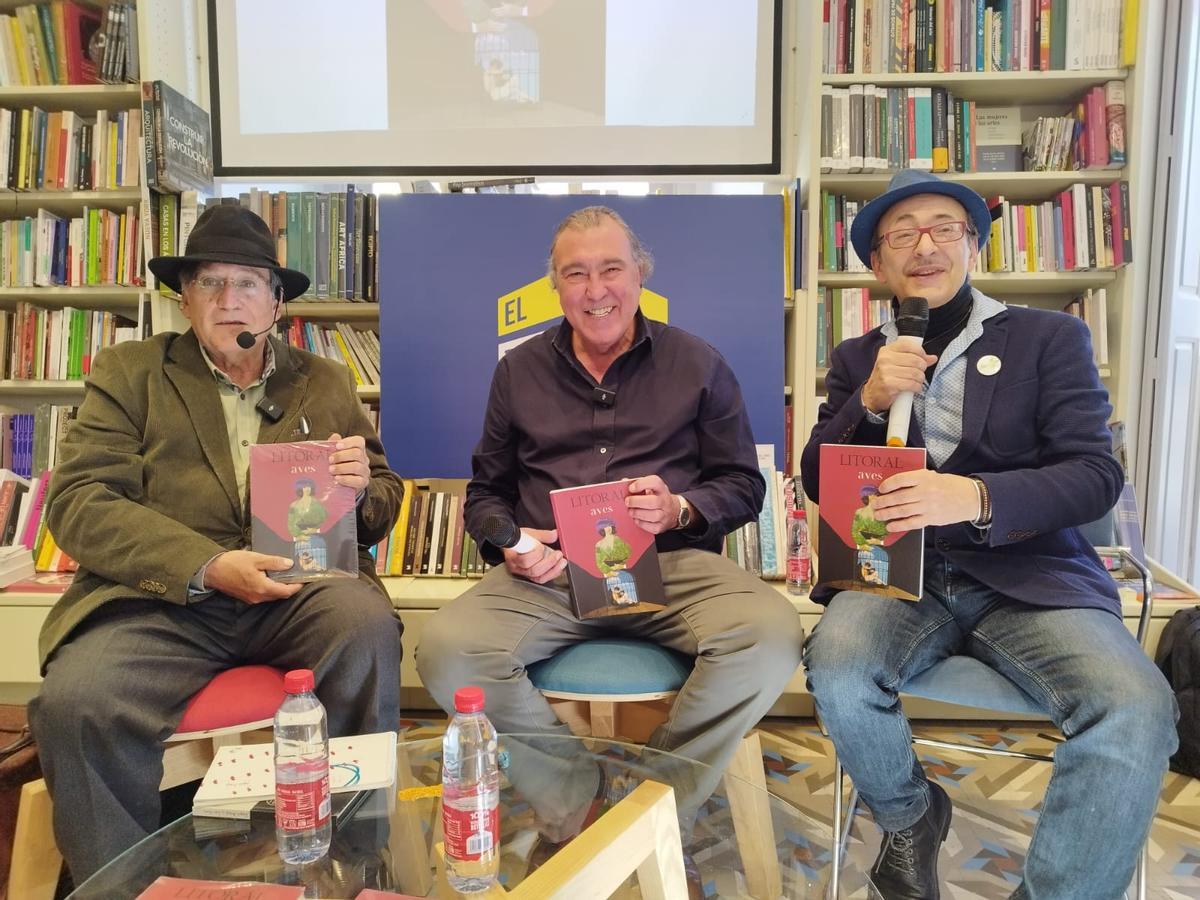 Joaquín Araújo, Lorenzo Saval y Héctor Márquez, en la presentación de un número de ‘Litoral’.