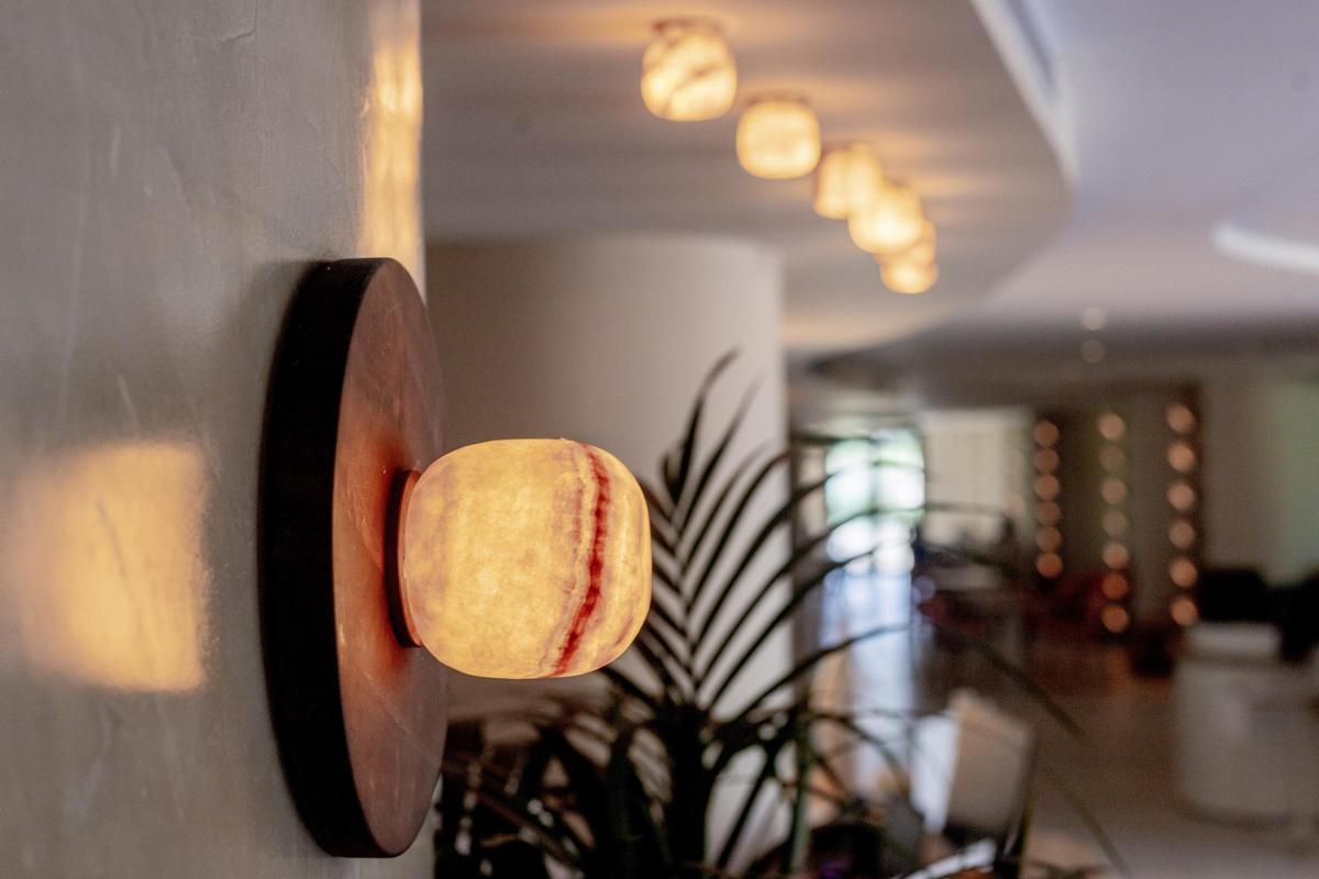 El interior del Hotel Pacha cuenta con luminarias espectaculares.