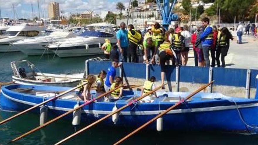 Xàbia rema en un «llaüt» tradicional