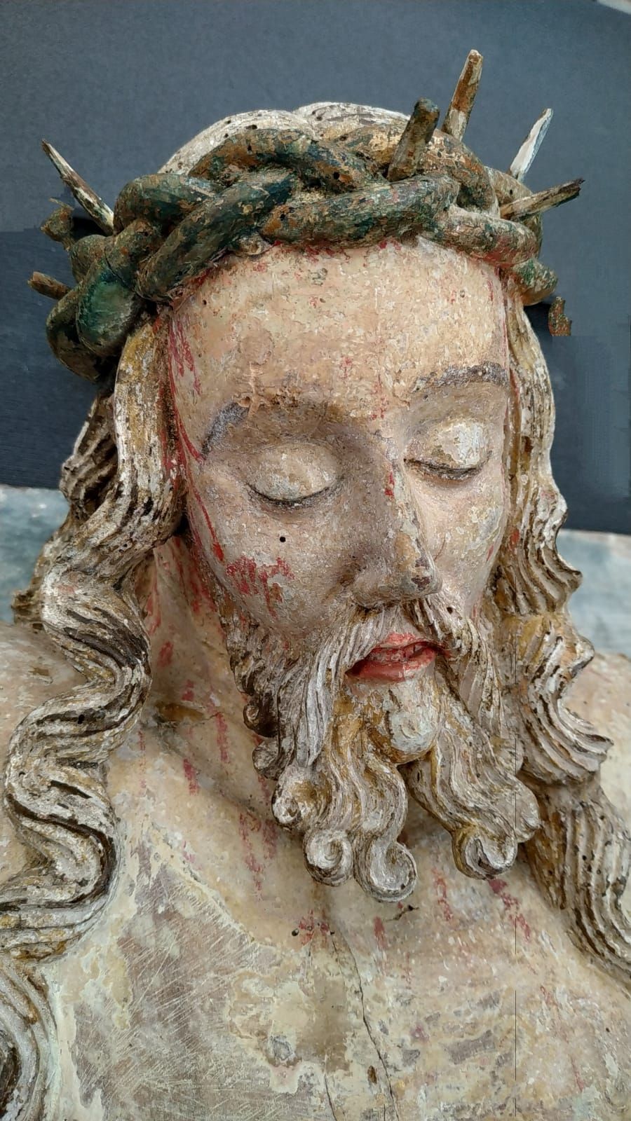 Detalle de cómo está quedando el Cristo de Fontescavadas, tras ir retirando la pintura que ocultaba los colores originales.