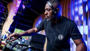 El actor, conocido por interpetar a Stringer Bell en ’The Wire’, ejerciendo de DJ.