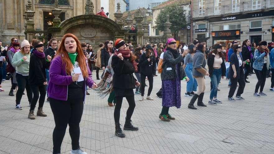 Un momento de la performance feminista, que tuvo lugar en la plaza de A Peregrina. // Rafa Vázquez