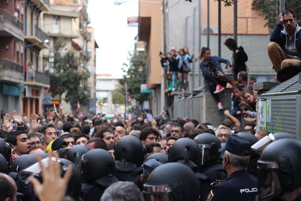 La Policia Nacional desallotja el col·legi Verd de Girona