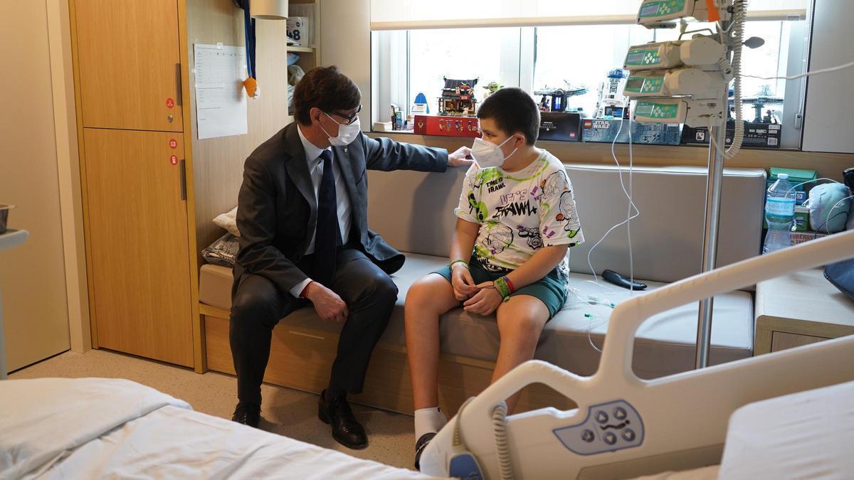 El president del Govern, Salvador Illa, visita un nen de l'àrea d'Oncohematologia Infantil i Adolescent a la Vall d'Hebron.