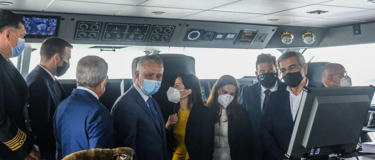 Las autoridades ayer, en el puente de mando del ‘Volcán de Taidía’ y departen con los capitanes.