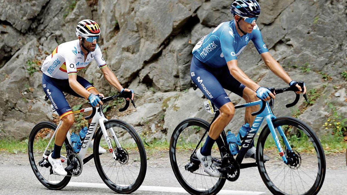 Enric Mas (re.) fährt mit Altstar Alejandro Valverde für Movistar bei der Tour de France.