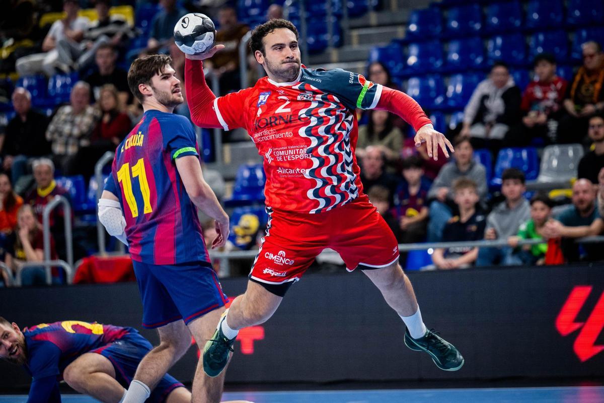 Iván Montoya se impulsa desde los seis metros para buscar el gol del Horneo en el Palau.