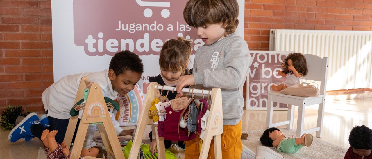 Niños jugando en el taller para fomentar el respeto a la diversidad