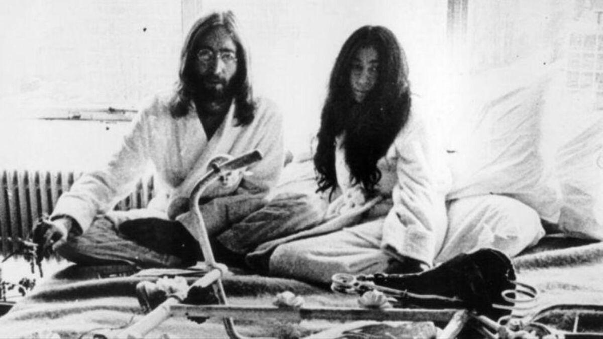 John Lennon y Yoko Ono en una de sus protestas contra la guerra de Vietnam.