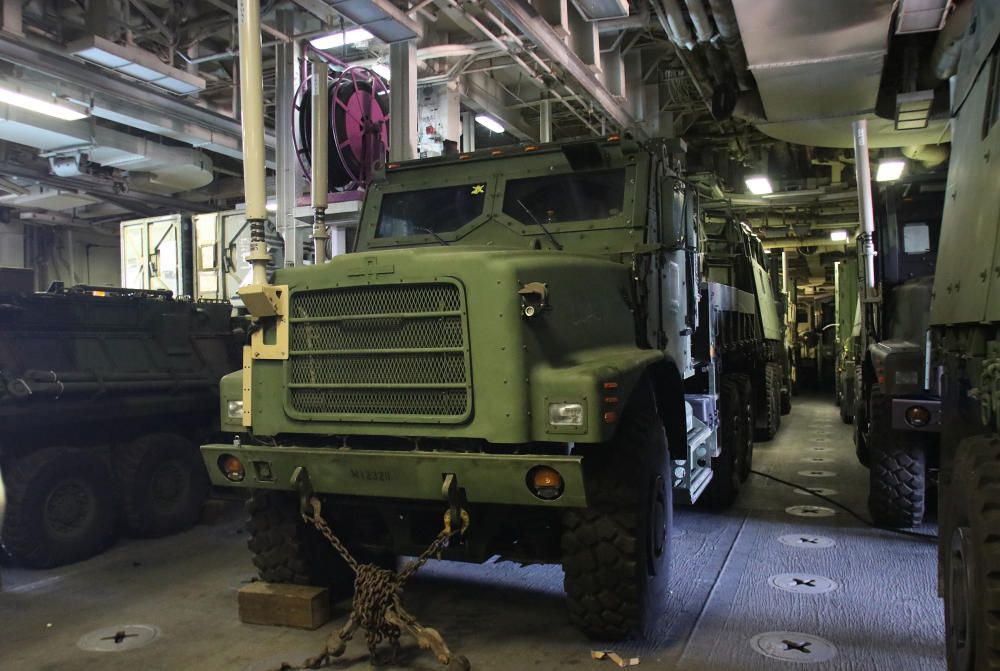 El portaaeronaves americano Iwo Jima atraca en el puerto de Málaga