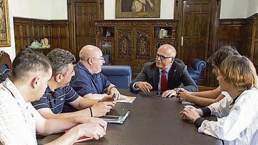 Baltar, con representantes de Unións Agrarias. // FdV