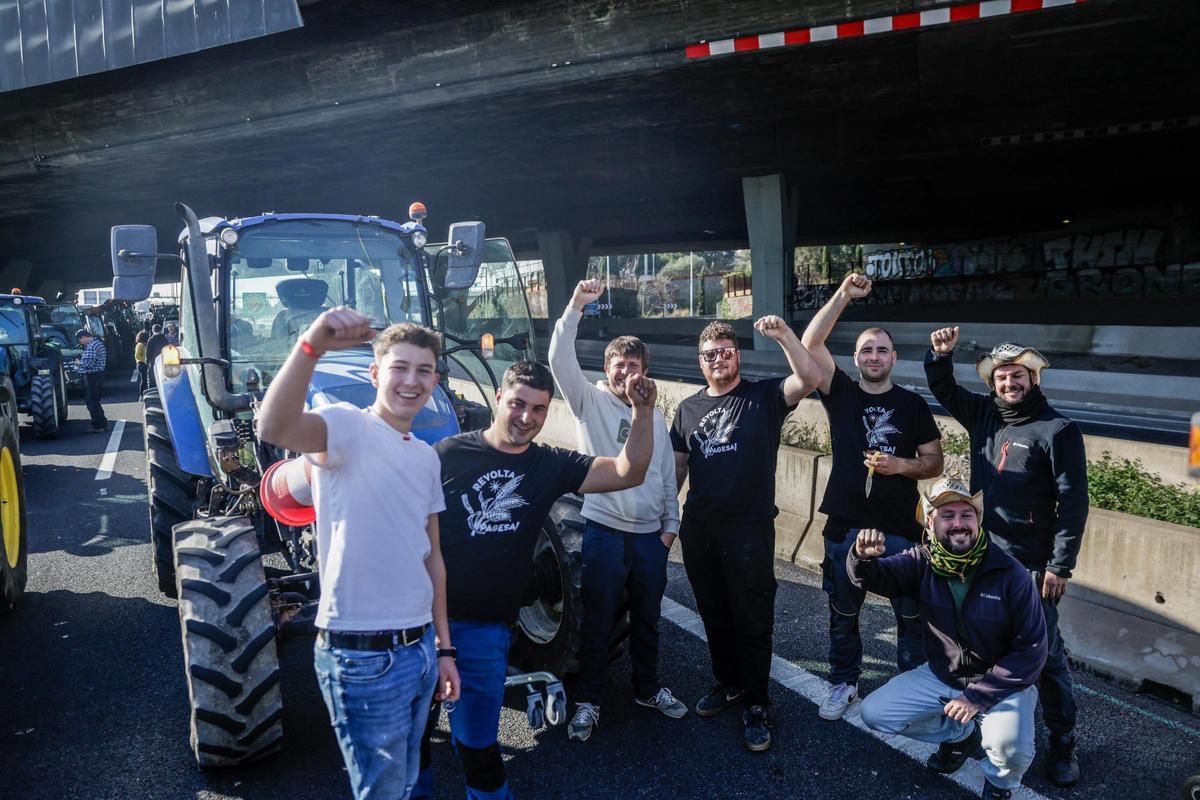 Algunos de los participantes en la manifestación con tractores, a su llegada a Barcelona por la Diagonal