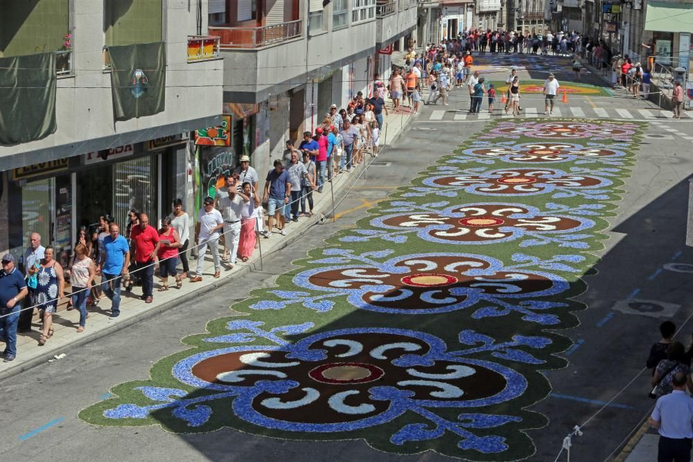 Miles de personas abarrotan las calles de la villa del Tea para disfrutar del Corpus y de las alfombras florales.