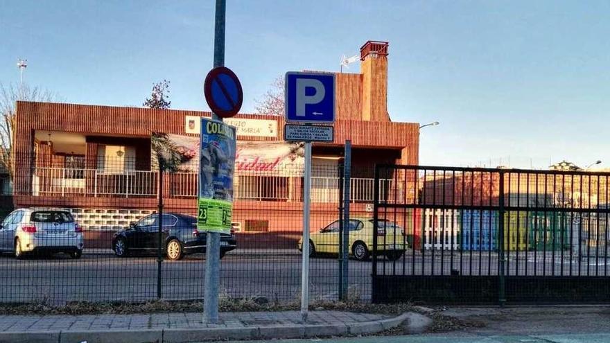 Señal que permite aparcar a los vehículos en el carril bici, a la entrada del colegio .