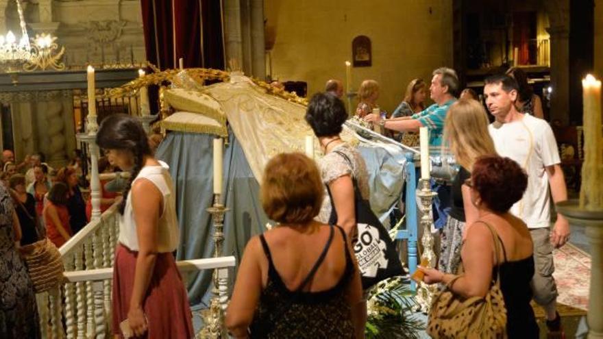 La Virgen, expuesta en el Cadafal de la basílica de Santa María, recibió a lo largo de ayer la visita de miles de fieles desde la tarde hasta bien entrada la madrugada.