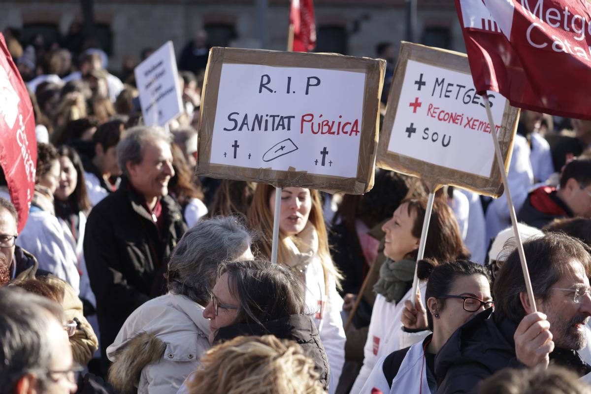 Los sanitarios se han manifestado desde el Departament de Salut hasta la estación de Sants en defensa de la sanidad pública durante el primer día de la huelga de médicos.