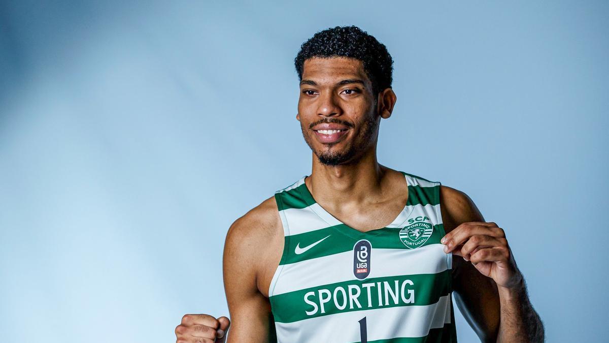 Razaque vistiendo los colores del Sporting.