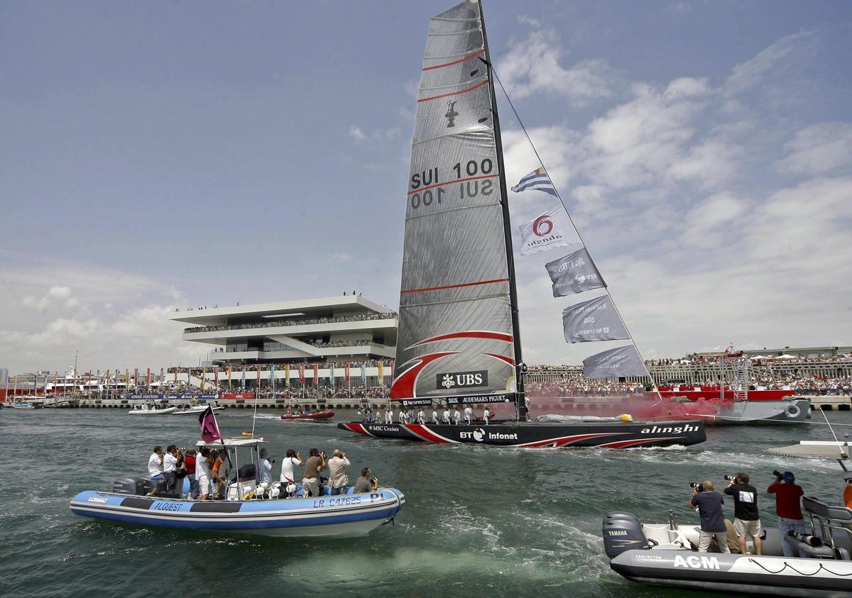 Una de las embarcaciones del equipo suizo Alinghi a su salida hacia el campo de regatas momentos antes del incio de la primera regata del Torneo Copa del América que disputa contra el "Team New Zealand" en Valencia. EFE/Manuel Bruque.