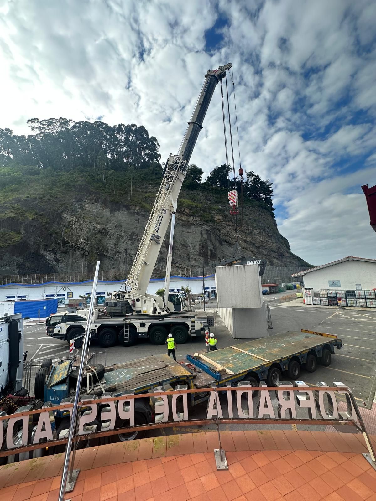 La llegada de uno de los bloques al puerto de Lastres.