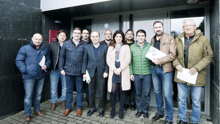 Los alcaldes, a la salida del centro comarcal junto al equipo gestor del GDR Condado Paradanta. // A.H.