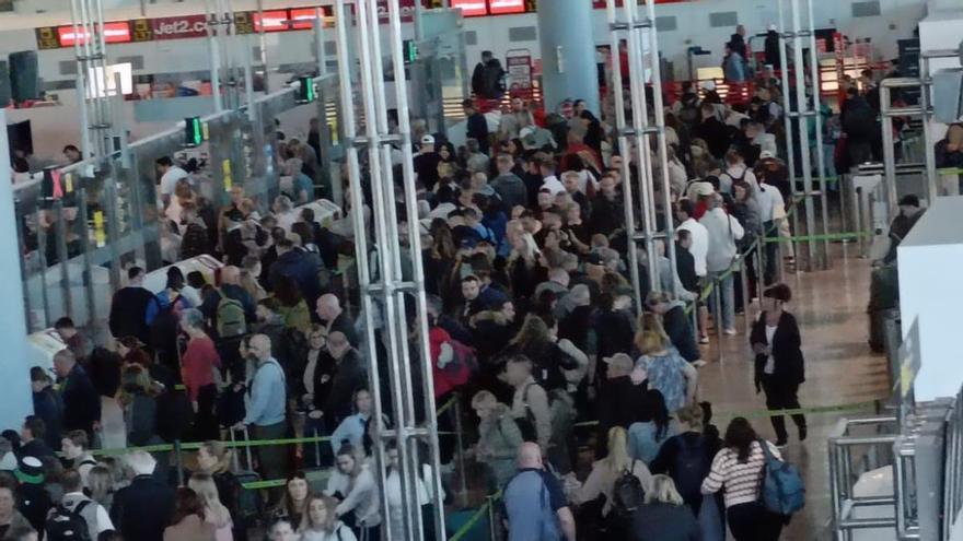 Último día de huelga en el aeropuerto Alicante-Elche con colas en los controles de seguridad