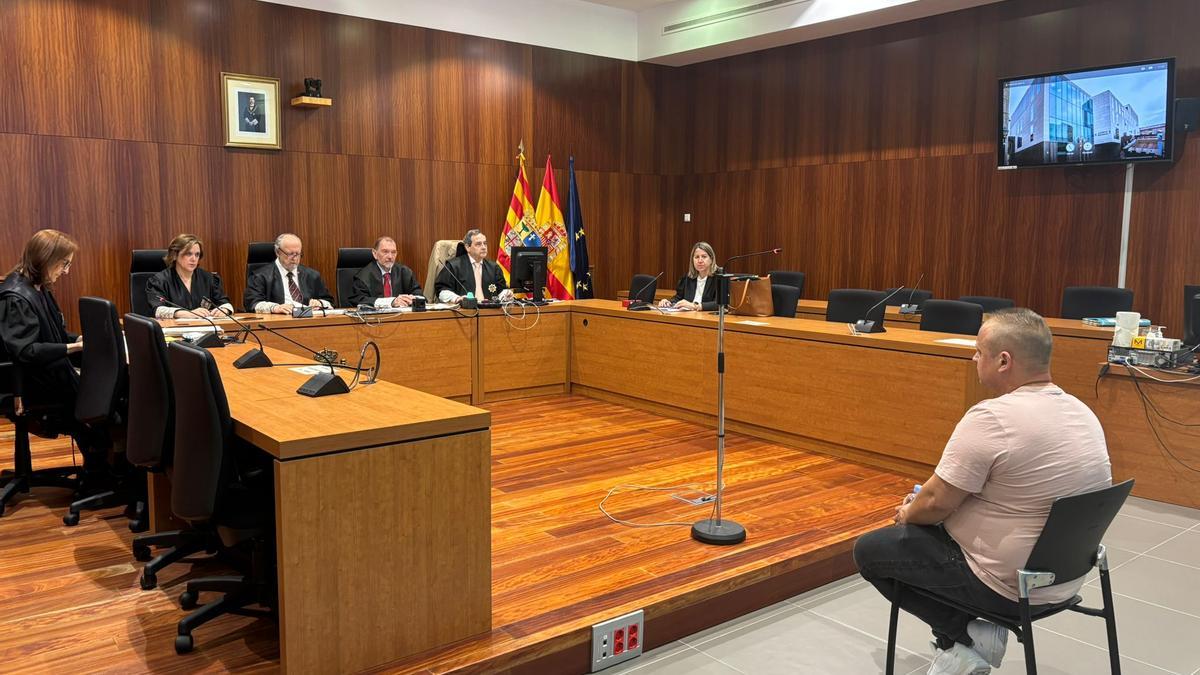 Jonatan J. G., este martes, en el banquillo de los acusados de la Audiencia Provincial de Zaragoza.