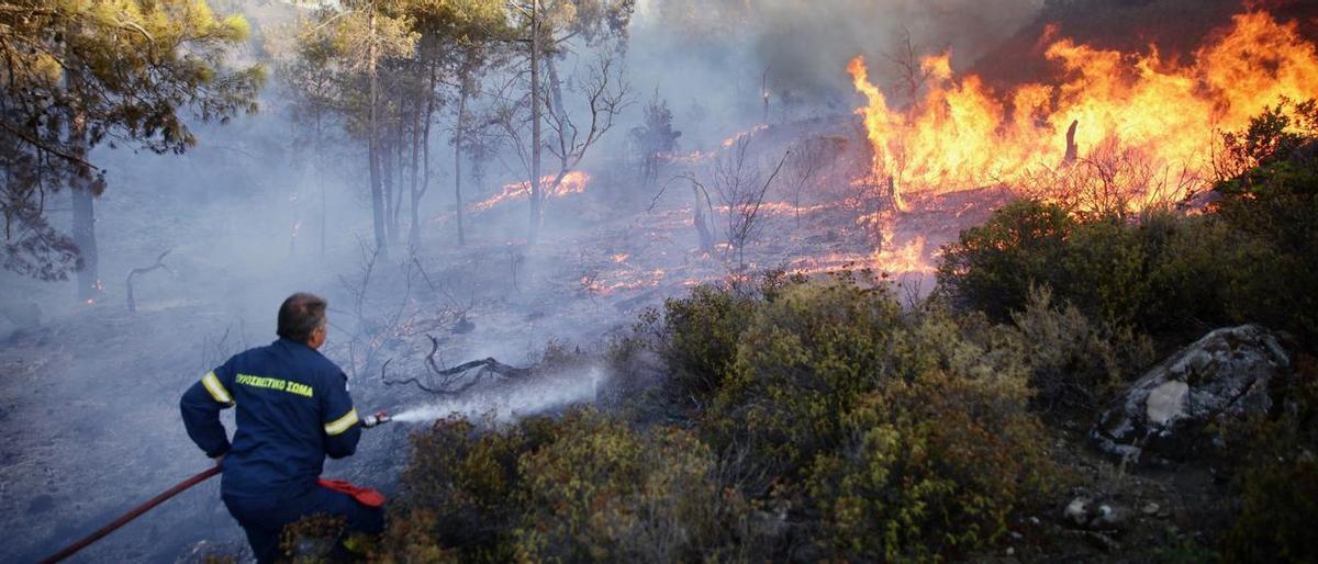 Lucha contra el fuego en Asklipio, en Rodas, donde residentes y más de 70.000 turistas han sido evacuados.