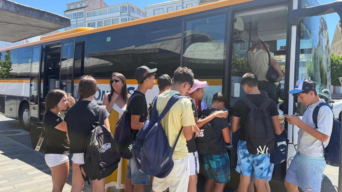 Usuarios de la ruta que conecta el centro urbano de Ribeira con la playa de O Vilar.