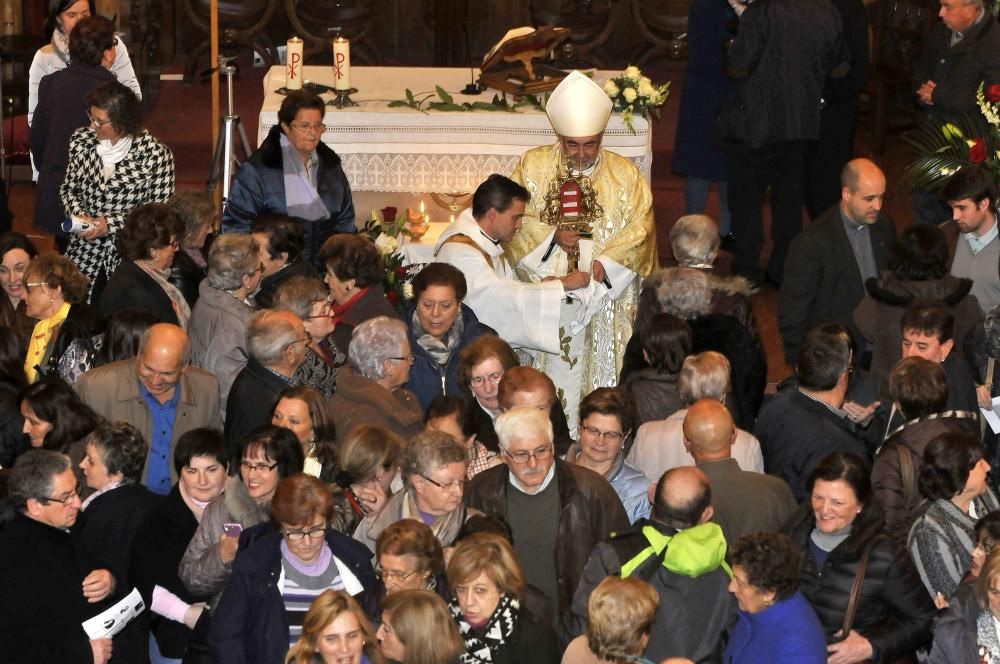 El arzobispo Jesús Sanz Montes  con las reliquias de los Beatos de Nembra