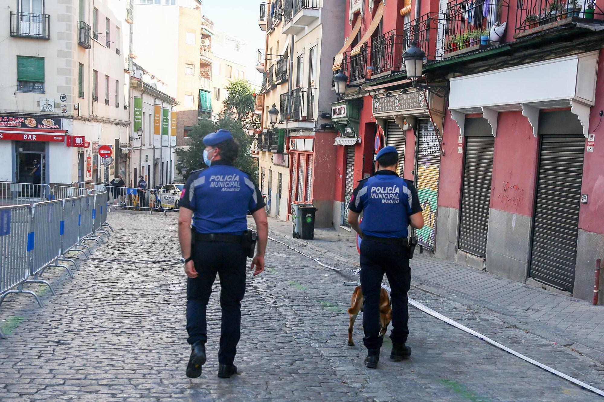 Dos policías municipales durante las fiestas de La Paloma