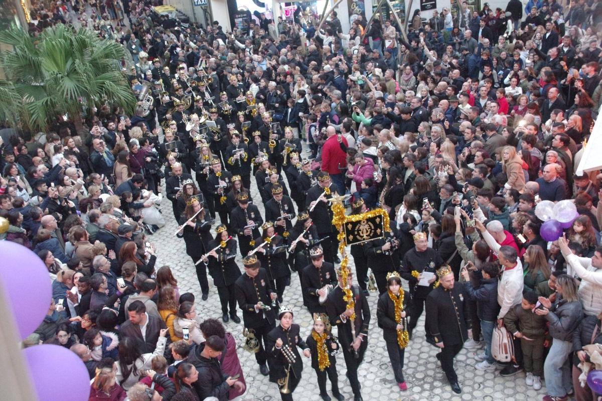 El Heraldo de los Reyes Magos recorrió las calles del Centro de Málaga acompañado de dos bandas de música, recogiendo cartas y encontrándose con los malagueños