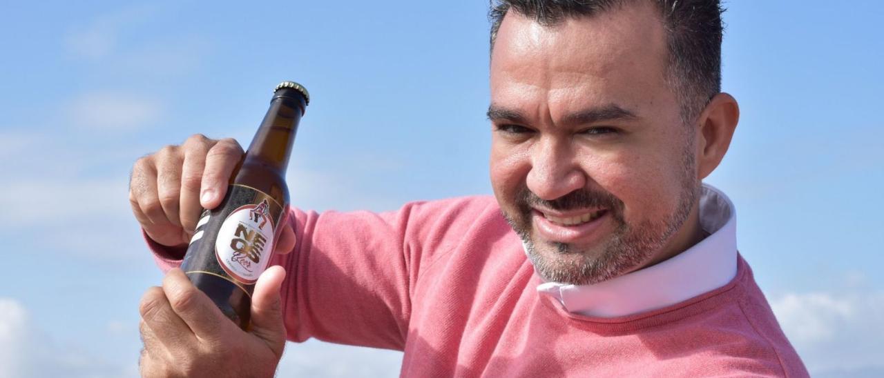 Nehome Sánchez con su Neos Beer, medalla de bronce a mejor marca, concepto y diseño en el certamen internacional de cerveza más importante del mundo. | | LP/DLP