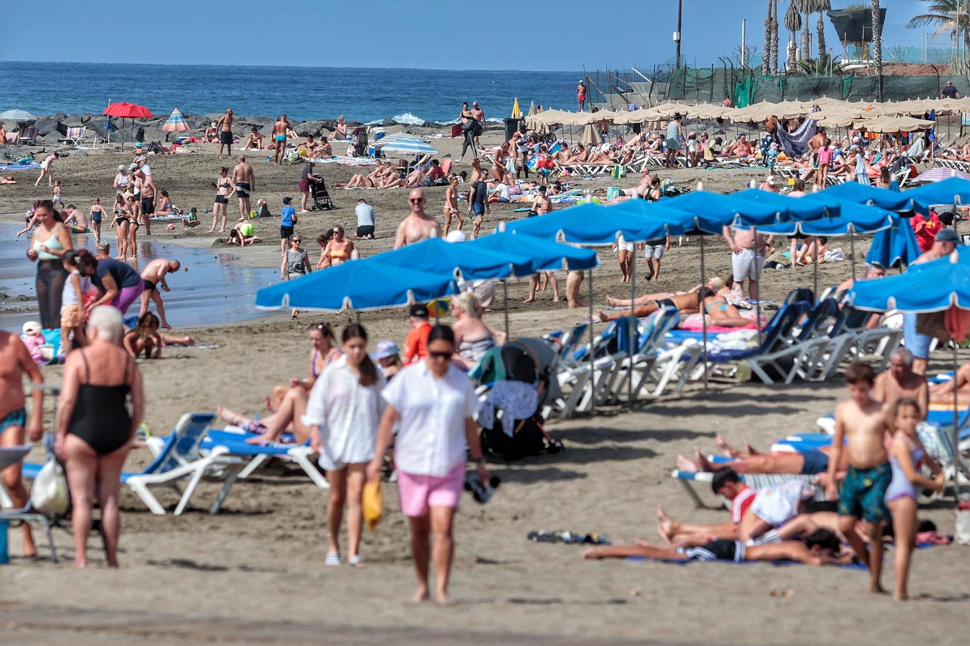 Playas llenas en el Sur de Tenerife durante la Semana Santa